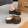 Zapatillas de Casa Baotou Ropa de Exterior para Mujer 2026 Otoño/Invierno Nuevo Estilo Zapatos Mula Perezosos de Suela Gruesa que Aumentan la Altura para Personas Bajas Zapatos Individuales Birkenstock