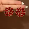 Pendientes de flor roja de moda y exquisitos Pendientes de botón para mujer Estilo étnico moderno Temperamento Socialité Sentido de alta gama Pendientes de nicho Pendientes de botón