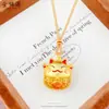 Colgante de Gato Ruyi Fu Hueco Lindo Versátil Color Dorado Arena de Gato Artesanía de Esmalte Dorado Collar Collar para Mujeres