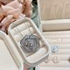 Camellia Schubert Terno de camélia com pedras preciosas estilo Chanel banhado a ouro 18K, anel com pulseira incrustada de zircônias e flores