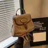 Nova mochila de couro encerado retrô 2026 para mulheres, apresentando uma aba estilo Melard, fivela de metal e um design minimalista, perfeita para o dia a dia.
