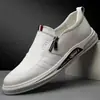 Sapatos Masculinos de Couro Slip-On, Sapatos de Viagem de Couro Macio, Sapatos Brancos que Aumentam a Altura, Sapatos Casuais de Piloto, Sapatos Masculinos Versáteis e Modernos Britânicos