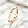 Novo Produto de Luxo Leve: Anel de Aço Inoxidável 304 com Micro-incrustação de Zircônia para Mulheres, Design de Nicho Anel de Diamante Casal de Aço Titânio Empilhável