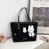 Bolso de mano de gran capacidad con lunares, bolso tote diario estilo coreano, un bolso de hombro casual moderno y lindo para el trabajo