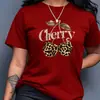 Camiseta Elegante de Manga Corta para Mujer con Estampado de Cerezas de 180g, Diseño de Estampado de Leopardo Borgoña, Elástico Medio, Cuello Redondo