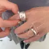 Anéis Minimalistas Foscos Escovados Empilháveis para Mulheres, Modernos Versáteis Design de Nicho Único Anéis Abertos Anéis para o Dedo Indicador Tendência