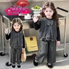 Conjunto de tres piezas con pajarita de lentejuelas estilo coreano para niñas, atuendo de moda trendy para primavera y otoño 2026 para niñas pequeñas