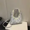 Bolsa de ombro nova e estilosa 2026, simples e versátil, com bolinhas, bolsa transversal feminina da moda estilo coreano para o verão, para o trabalho