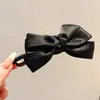 Pinza para el Cabello Retorcida con Flor de Perlas y Pedrería Mariposa para Mujer, Nuevo Estilo 2026 Pinza de Garra para Recogido, Pasador Recto