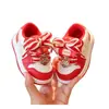 Sapatos de bebê, sapatos de algodão forrados com fleece para bebês e crianças pequenas no inverno, sapatos infantis macios para o Ano Novo, sapatos de caminhada para meninas pequenas, tênis esportivos para meninos