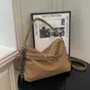Bolsa Tote de Braço com Design Personalizado Retrô para Mulheres 2025 Inverno Novo Estilo Roupas Diárias de Trabalho Bolsa de Ombro Transversal