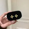 Diseño de Nicho Exquisitos Pendientes de Botón de Trébol Hueco Cepillado de Lujo Ligero Pendientes de Diamante Redondo tipo Burbuja de Lujo Ligero de Alta Gama Retro
