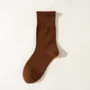 Meias de outono e inverno femininas de cano médio cor sólida moda japonesa meias de algodão casuais versáteis primavera e outono retrô meias longas femininas felpudas