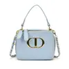 Bolso de cadena mini de moda al estilo Chanel, con costuras elegantes y un diseño cuadrado pequeño, perfecto como accesorio chic tanto para madres como para niños.