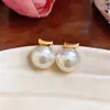 Brincos de Tarraxa Redondos com Pérola Banhados a Ouro 18K Real Luxo Leve Moda de Alto Padrão Exquisitos Brincos Simples Versáteis Acessórios de Brinco para Mulheres
