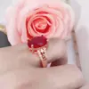 Tiktok online Transmissão ao vivo vermelha em estilo palácio anel de diamante em forma de diamante em forma de treliça anel de diamante vermelho em forma de ovo vermelho em estilo concubina imperial