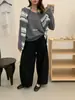 Novo suéter de malha estilo coreano para outono e inverno com gola redonda e mangas compridas, combinado com um suéter estilo xale listrado e com blocos de cor para mulheres