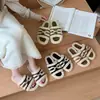 Pantuflas esponjosas de alta gama para mujer, otoño e invierno, a la moda para usar en exteriores, suela gruesa, tira única, decoración de hebilla metálica, zapatos cómodos y relajados para mujer