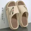 Pantuflas de verano para hombre, de suela gruesa, diseñadas para uso en exteriores, antideslizantes, duraderas, modernas y elegantes para uso en casa; nuevos estilos de verano para hombre