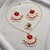 Conjunto de tres piezas de collar, pendientes y anillos Jhumka con accesorios brillantes y sencillos de moda europea y americana con flores de perla.