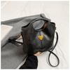 Bolso de mano de alta gama para mujer, popular en invierno de 2024, bolso de hombro de gran capacidad, bolso bandolera
