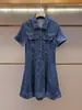 Vestido de Verano Nuevo de Alta Gama para Mujer de Shenzhen, Elegante, Chic, Adelgazante, con Perforaciones Calientes y Lazo, de Mezclilla, Manga Corta