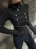 Camiseta de punto negra de manga larga ajustada para mujer, estilo retro americano, moderna, de cuello alto, con botones, colección de otoño 2026