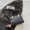 Bolso pequeño Xiaozhong para mujer 2024 nuevo de este año popular textura moda bandolera bandolera todo-partido bolso cuadrado pequeño