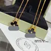 Collar de Acero V-Gold de Cuatro Hojas con Nácar Blanco y Ágata Roja, Collar de Trébol de la Suerte, Collar de Cuatro Hojas con Tallado de Precisión CNC
