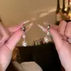 Pendientes de perla color café 2026 nuevos populares de alta gama con sentido de diseño para mujer accesorios de pendientes de moda de nicho de lujo ligero