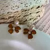 Brincos Florais Pérolas Retrô para Mulheres Nicho Alto Padrão 2025 Novos Brincos Luxo Acessível Versátil Estilo Moda Brincos