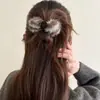 Presilha de Cabelo Fofa com Pom-Pom para Outono e Inverno para Mulheres, Mini Grampo de Cabelo de Alta Qualidade para a Parte de Trás da Cabeça, Presilha de Tubarão para Meio Preso, Presilha Lateral para Cabelo Solto