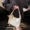 Bolsa quadrada pequena de mão fresca popular deste ano para mulheres, novidade de verão 2026, cor sólida, textura, bolsa de ombro única, bolsa para trabalho, bolsa transversal