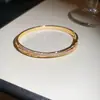Pulseira com Fivela de Nariz de Porco em Zircônia Banhada a Ouro Real 18K Pulseira de Luxo Acessível High-End Joia de Mão Elegante da Moda Atacado