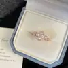 Popular Rosa Dulce Flor de Cuatro Hojas de Xiaohongshu Moda y Versátil Anillo de Gama Alta Ropa de Trabajo Diseño Diario Joyería para Manos
