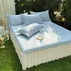 Saia de Cama Estilo Francês, Conjunto de Três Peças de Tapete Refrescante de Seda de Gelo, Estilo Princesa, Novo Modelo de Verão, Tapete Macio Refrescante com Ar Condicionado, Lavável e Dobrável