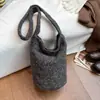 Bolso Tote Estilo Coreano Estilo Occidental para Mujer 2025 Invierno Nuevo Nicho Hombro Único de Lana Lindo con Flores Bolso de Hombro para Mujer