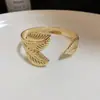 Pulsera Abierta con Patrón de Hojas Metálicas Europea y Americana, Única y Audaz, Sencilla y de Moda, Lujo Ligero, Sensación de Alta Gama, Joyería para Mujer