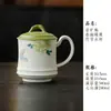 Juego de té de cerámica pintado a mano bajo vidriado con motivos de mariposas y flores, que incluye un gaiwan, tetera, taza de té, platillo, posavasos y vaso de agua