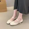 Sapatos femininos Mary Jane estilo francês com uma única tira, novo modelo primavera/outono 2026, adequados para combinar com saias, sapatos pequenos de couro de salto baixo, sapatos rasos planos de uma única cor