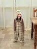 Otoño 2026 Nuevo Estilo Coreano Ropa Infantil Niñas Camiseta con Logo de Moño Overol de Cuadros Grandes Pantalones de Trabajo