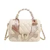 Bolsa de Mão Acolchoada Elegante e Moderna para Mulheres Verão 2025 com Lenço de Seda de Alto Padrão Versátil Bolsa Transversal com Corrente Tendência