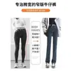 Calça Jeans Reta Estreita Forrada com Fleece Feminina Outono e Inverno 2024 Nova Cintura Alta Emagrecedora Alongada Tubo Piso Fumaça