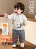 Conjunto de dos piezas para bebé de otoño e invierno con forro polar, nueva sudadera estilosa de estilo coreano engrosada y pantalón de una pieza de forro polar para bebés y niños pequeños