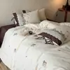 Juego de ropa de cama de cuatro piezas estilo retro con bordado floral y acabado cepillado, ultra suave 100% algodón puro, cálido para otoño e invierno, con diseño de amarre