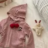 Sudadera de rayas para niña, nueva colección otoño 2026, camiseta de rayas con gorro de elfo estilo coreano, top elegante para niños