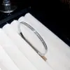 Pulsera de Acero Inoxidable Ultra Brillante con Flor Redonda de Circonia, Pulsera de Lujo Ligero de Gama Alta, Elegante Accesorio para la Mano para Vestido y Ropa de Noche