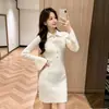 Este vestido de tricô branco super estiloso de outono é perfeito para mulheres baixinhas
