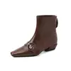 Botines de cuero estilo europeo con hebilla metálica de remaches, colección otoño/invierno 2026, tacón bajo grueso, punta cuadrada pequeña, botines cortos de piel genuina color nude para mujer