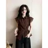 Elegante camisa marrón de manga corta con cuello pequeño para mujer, nuevo estilo de verano 2026, entallada a la cintura con cintas y detalles de volantes, top elegante